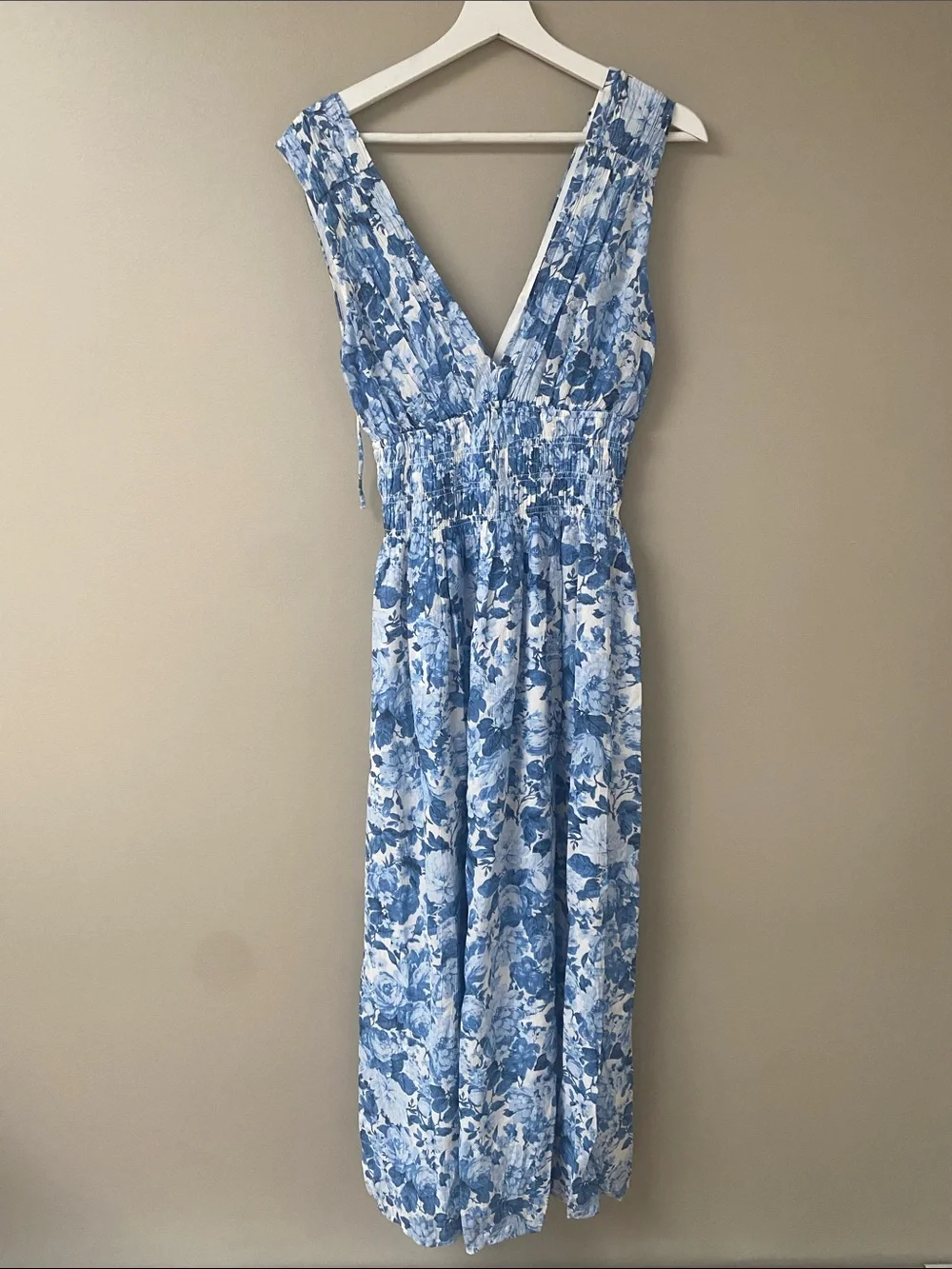 Abercrombie and Finch Crinkled Blue Floral V-Neck Maxi Dress medium